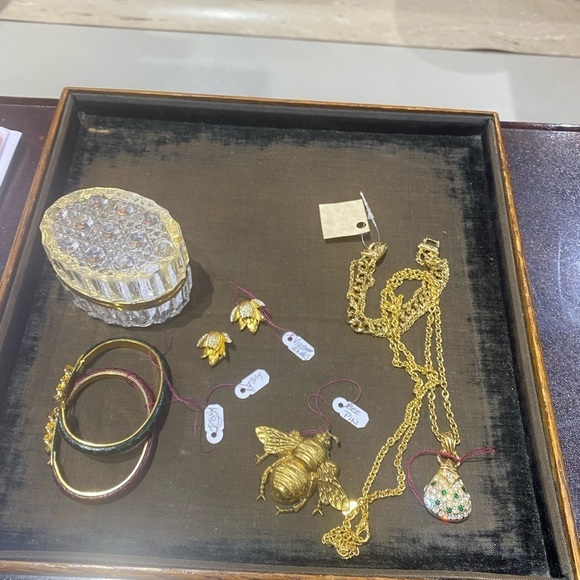 Stunning vintage Nolan Miller long necklace with green and clear stones - Picture 10 of 10